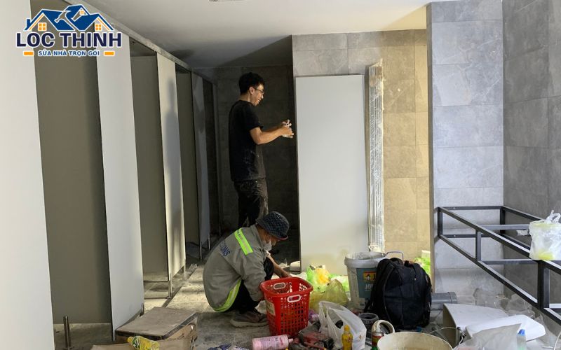 Lắp đặt cửa khi phân chia nhà vệ sinh