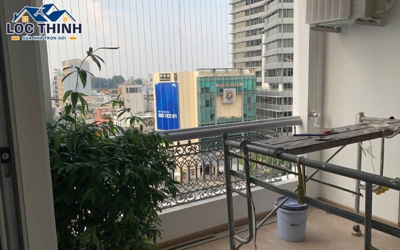 Lắp đặt thiết bị để thi công ban công chung cư