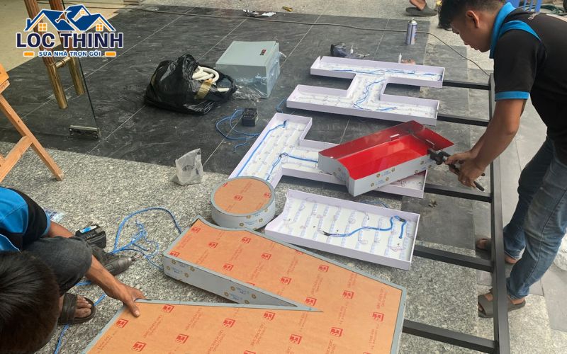 Nhân viên kiểm tra chữ trước khi lắp vào khung