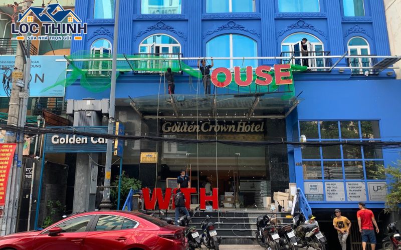 Tiến hành lắp bảng hiệu quảng cáo cao 5m