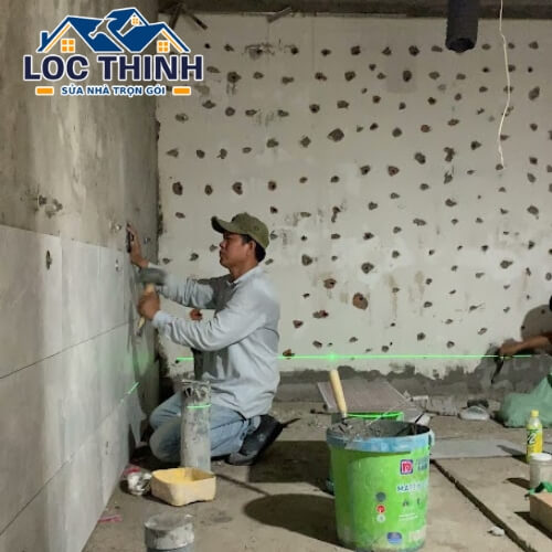 Thi công ốp gạch tường khi sửa nhà anh Tới tại Nhà Bè