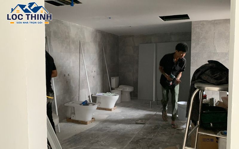 Tiến hành lắp đặt cửa phân chia khu vực nhà vệ sinh
